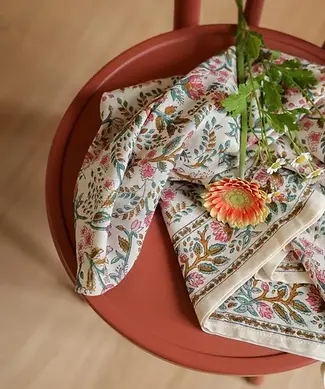 foulard-grand-format-rhapsody-confetti-3-836x1000_ratio_2.webp