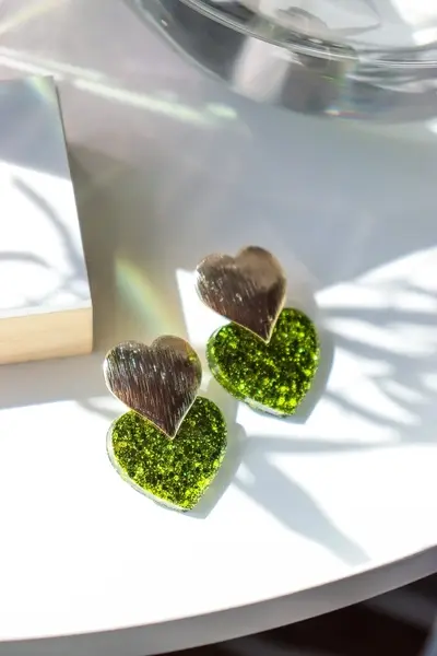 Miniature : détail du cœur doré brossé et du cœur pailleté vert citron