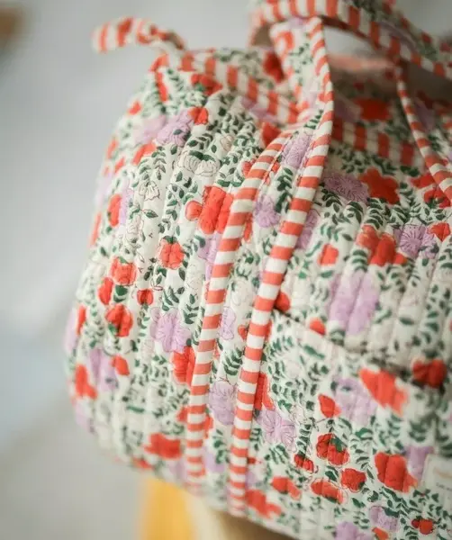 Zoom sur les détails du tissu block-print fleuri du sac Ellis Clémentine