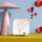 Mise en scène poétique des carreaux "Spread the Love" avec des cœurs en papier rouge