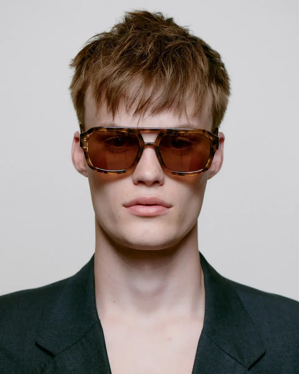 Lunettes de soleil Kaya Coquina A.Kjaerbede portées de face homme