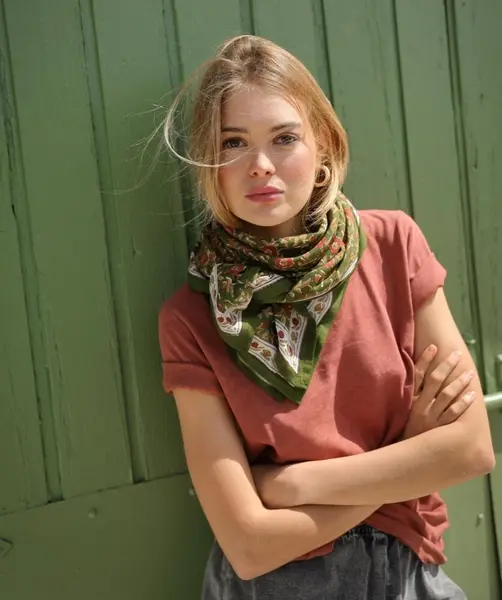 Miniature : Foulard vert Scarlett porté femme style bohème chic