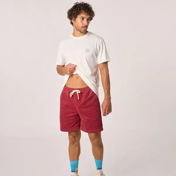 Miniature : Short velours homme bordeaux Billybelt porté avec t-shirt blanc