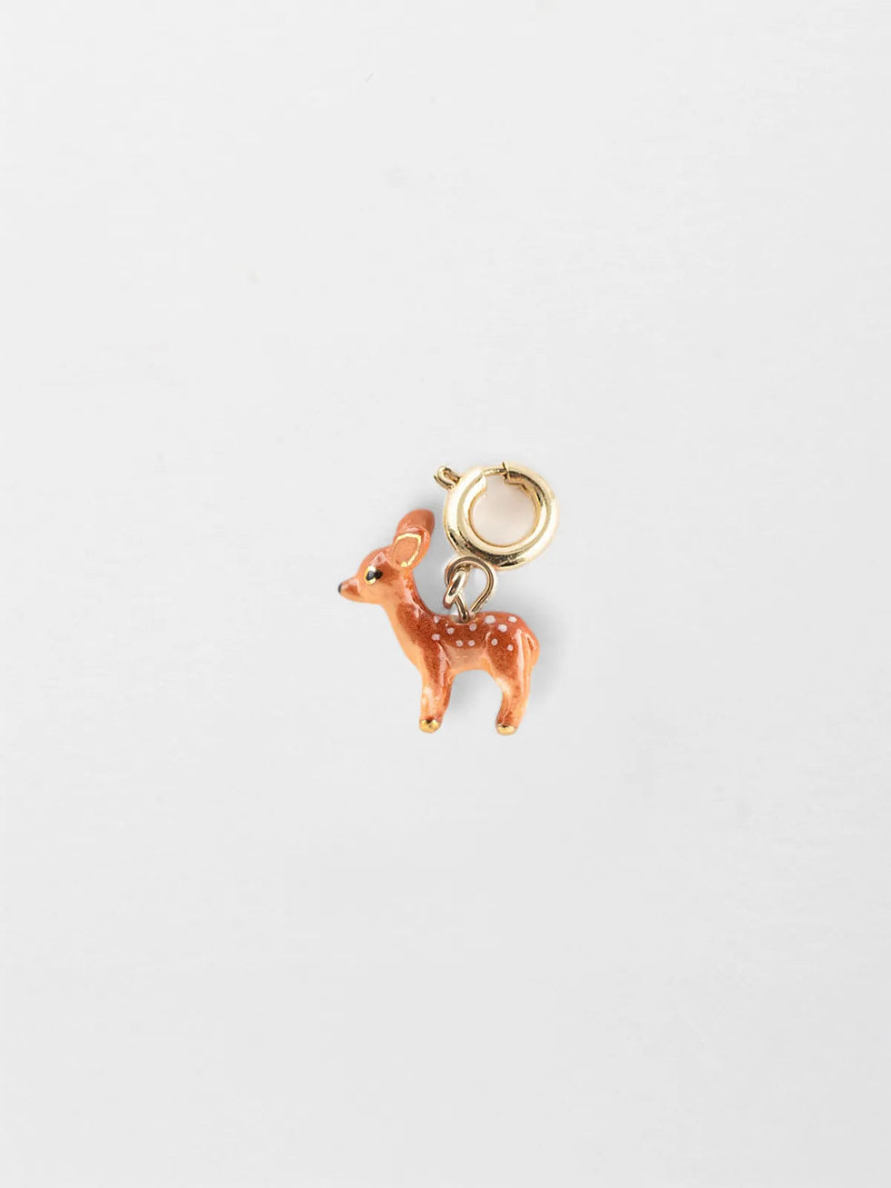Charm Biche Nach en porcelaine peinte à la main, vue entière sur fond clair