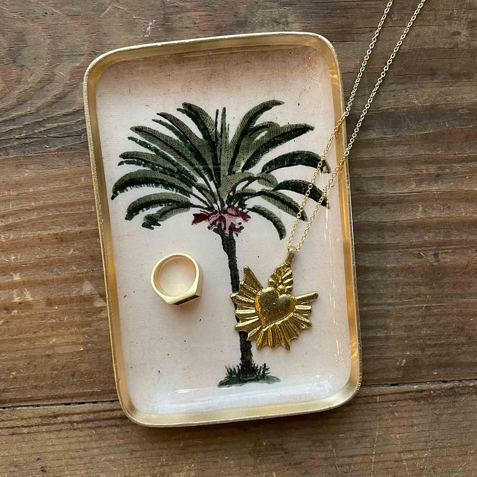 Petit plateau Palmier émaillé en gros plan, avec un bijou doré posé sur le décor