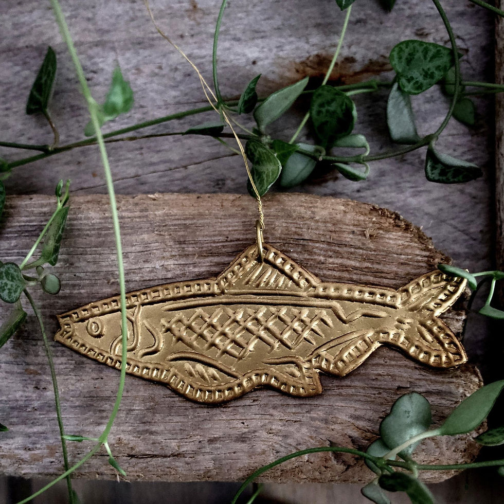 Poisson doré allongé à écailles en relief
