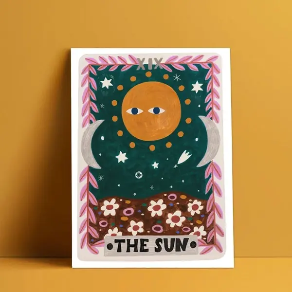 Affiche The Sun par Daria Solak – illustration solaire inspirée du tarot sur fond jaune