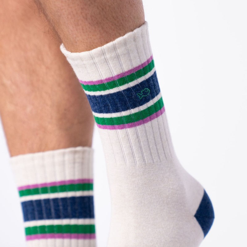Miniature : Chaussettes Billybelt à rayures colorées portées avec un jean retroussé et baskets blanches