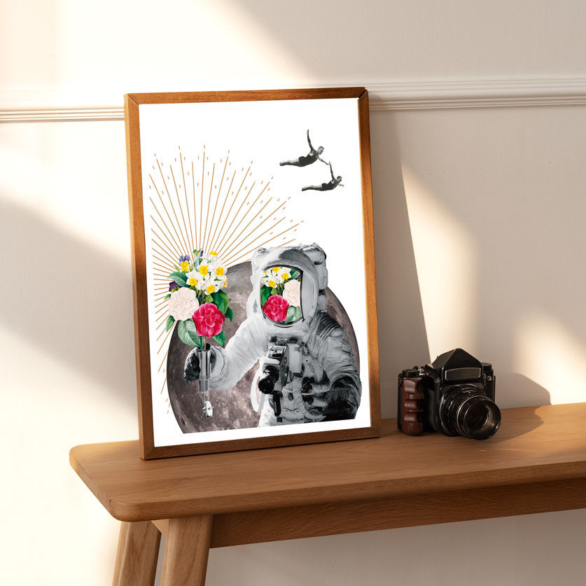 Affiche Astronaute Flora Florae – collage poétique et surréaliste représentant une femme en apesanteur parmi des fleurs et de