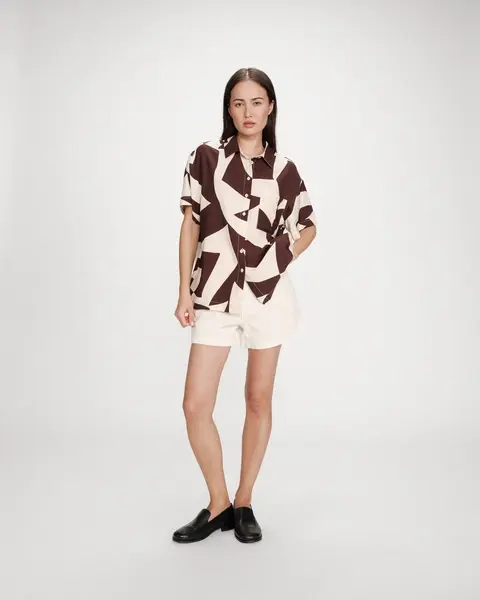 Chemise VEIL chocolat silhouette complète femme Grace & Mila