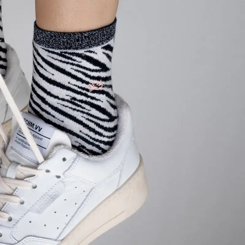 Miniature : Zoom sur le motif zèbre pailleté noir et blanc