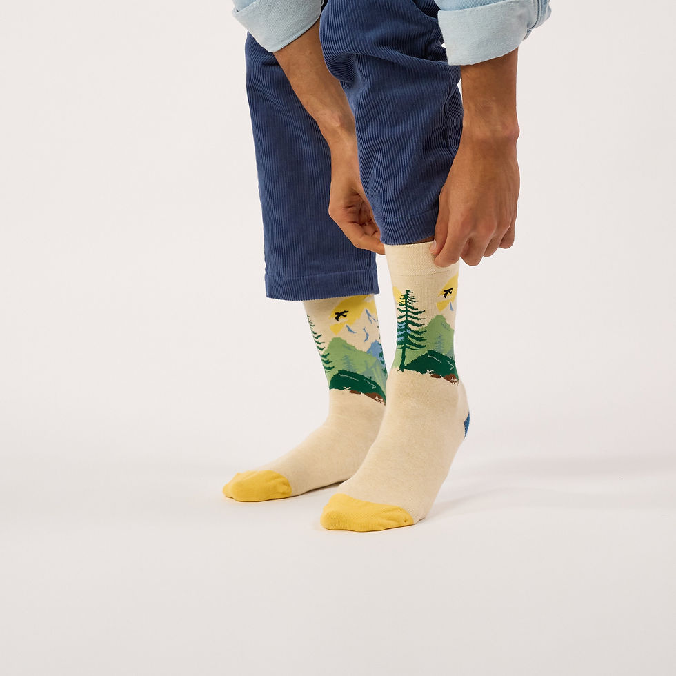 Chaussettes Yellowstone Billybelt portées – motif paysage et sapins