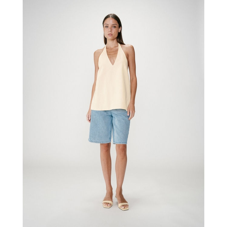 Miniature : Top jaune WISE porté avec short en jean look été