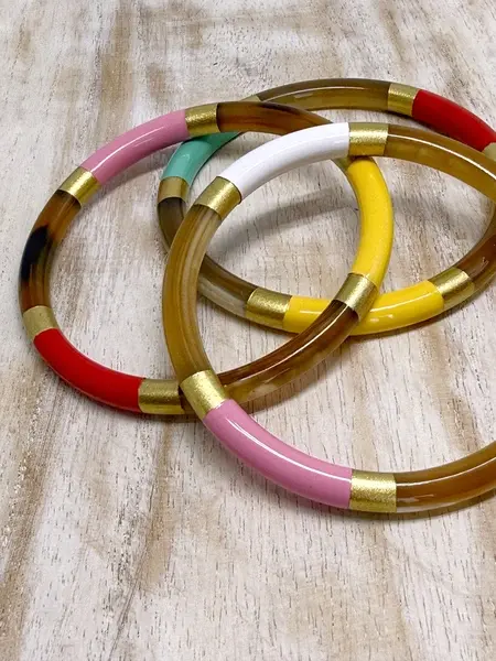 Miniature : Accumulation de bracelets bohèmes colorés avec détails dorés