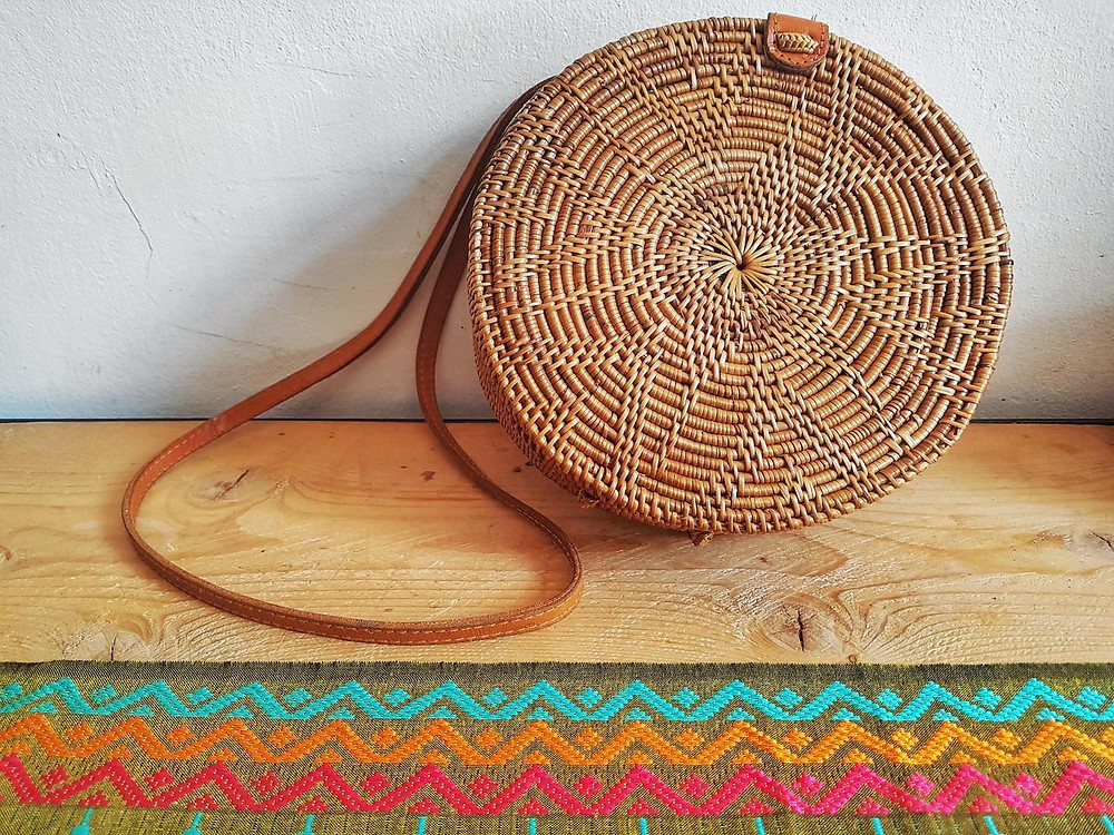 Sac rond en rotin de Bali - Joli motif fleur - disponible chez Trois Fenêtre à Marseille et en livraison gratuite.