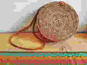 Sac rond en rotin de Bali - Joli motif fleur - disponible chez Trois Fenêtre à Marseille et en livraison gratuite.