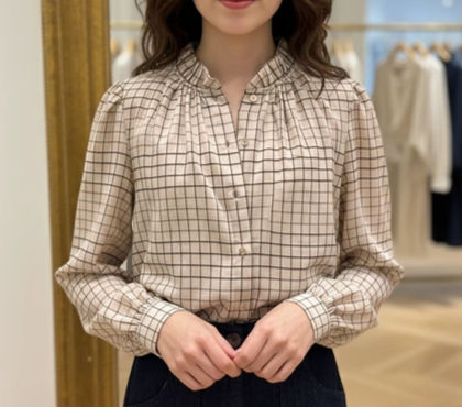 Détail de la chemise Ycoo Lina portée, tissu fluide à carreaux fins et manches longues.