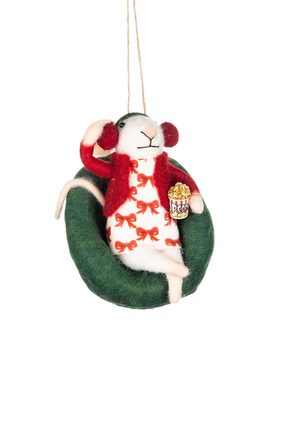 Souris en feutre dans un fauteuil vert avec casque rouge et petit pot de popcorn