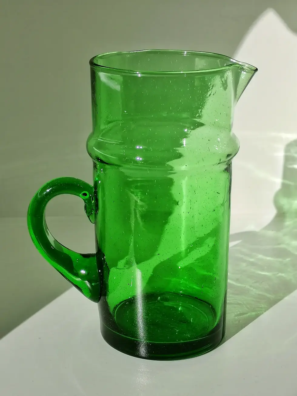 carafe verte Beldi avec anse et col renflé en verre recyclé
