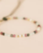 bracelet fin pierres naturelles multicolores perles dorées bijou bohème