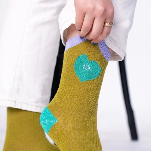 Miniature : Chaussettes originales femme – motif cœur pailleté bleu turquoise sur fond marron