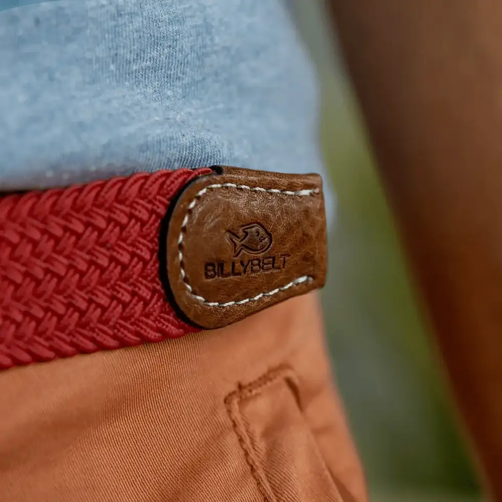 Miniature : Zoom sur le cuir marron marqué Billybelt de la ceinture Rouge Oriental portée