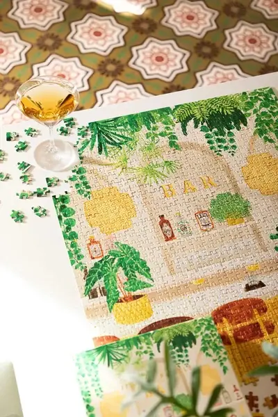 Puzzle Bar en cours de montage – comptoir et tabourets en bois