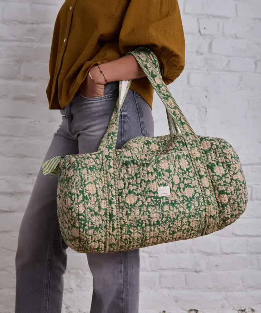 Sac matelassé Anjali Vert porté à l’épaule, style bohème en tissu blockprint