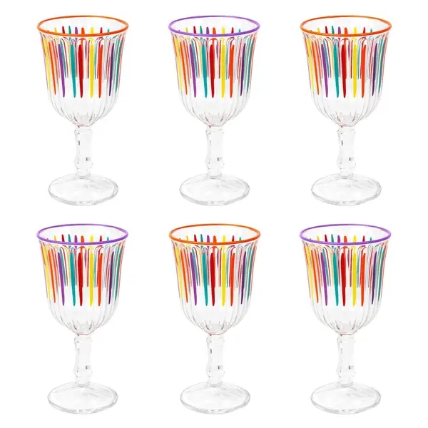 verres à vin multicolores sur table estivale colorée
