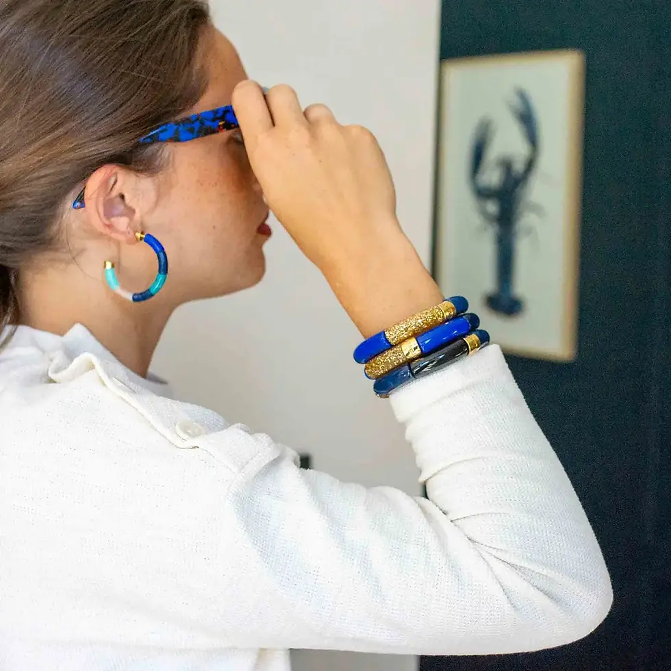 Miniature : Femme portant les boucles Bola Mar de Parabaya en camaïeu de bleu et vert, assorties à plusieurs bracelets Pipoca