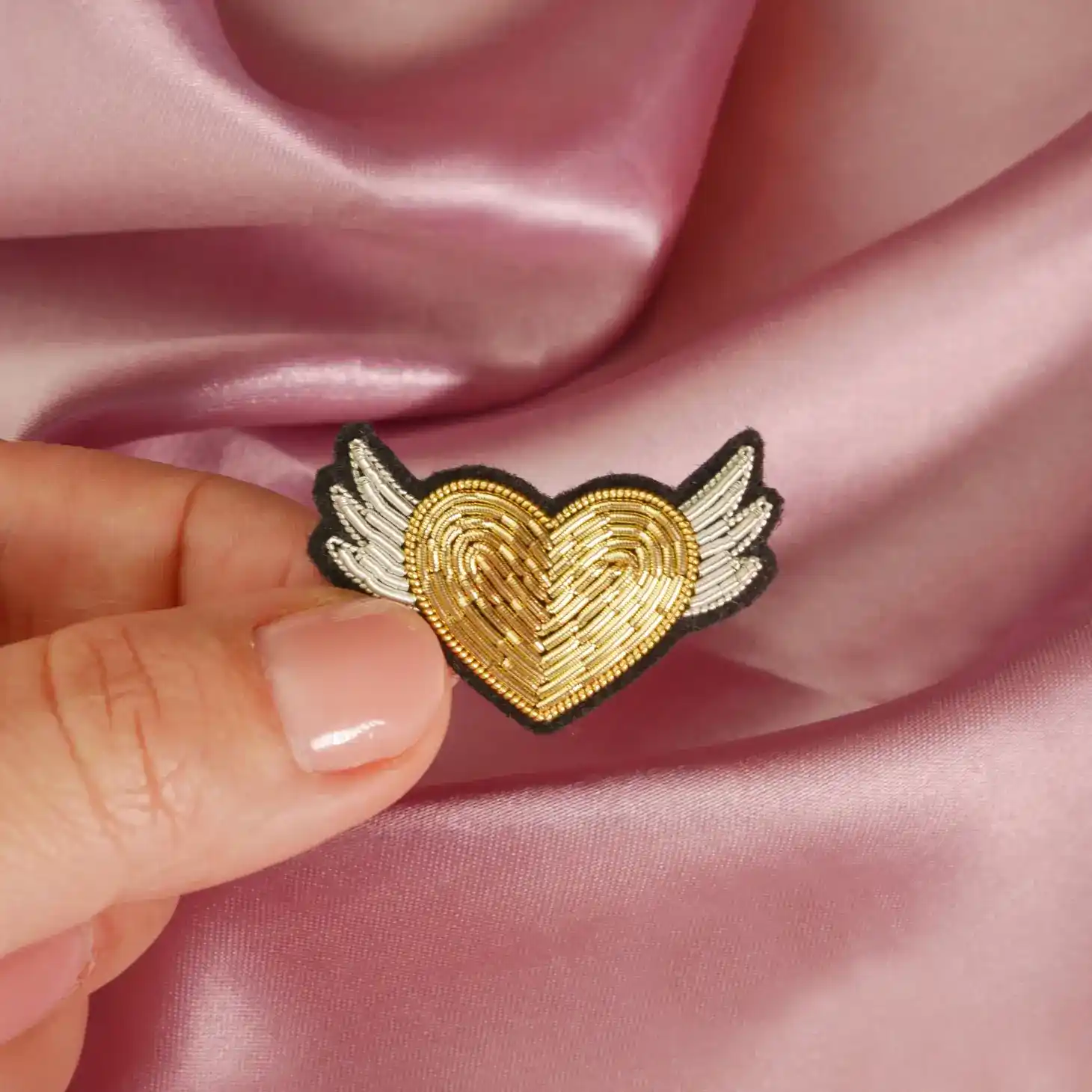 Broche Fantaisie Cœur Avec Signe - Occasion En Très Bon état (TBE)