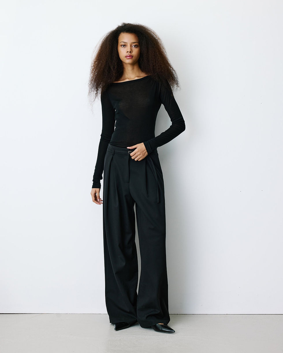 Silhouette entière avec pantalon BARCLAY noir large et haut ajusté