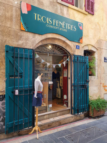 Entrée du concept store marseillais Trois Fenêtres, rue du Petit Puits, quartier du Panier.