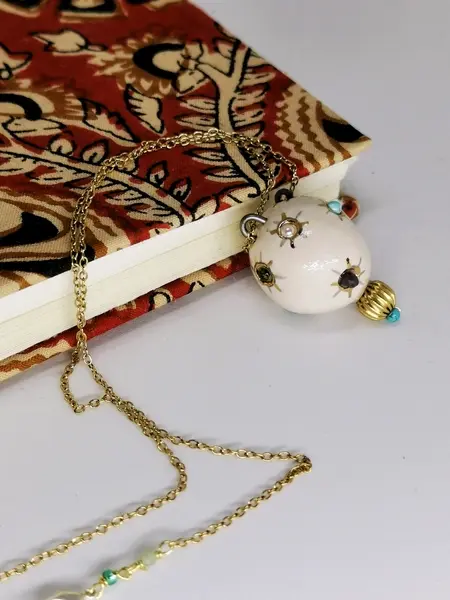 Miniature : Bijou artisanal Boule Bea en faïence sculptée et dorure à l’or fin