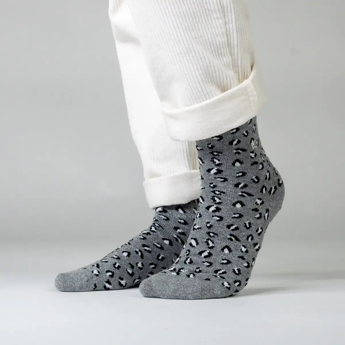 Chaussettes léopard gris Billybelt portées avec un pantalon blanc retroussé