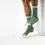Miniature : look sportswear avec chaussettes rétro vertes rayées blanches et chaussures de ville