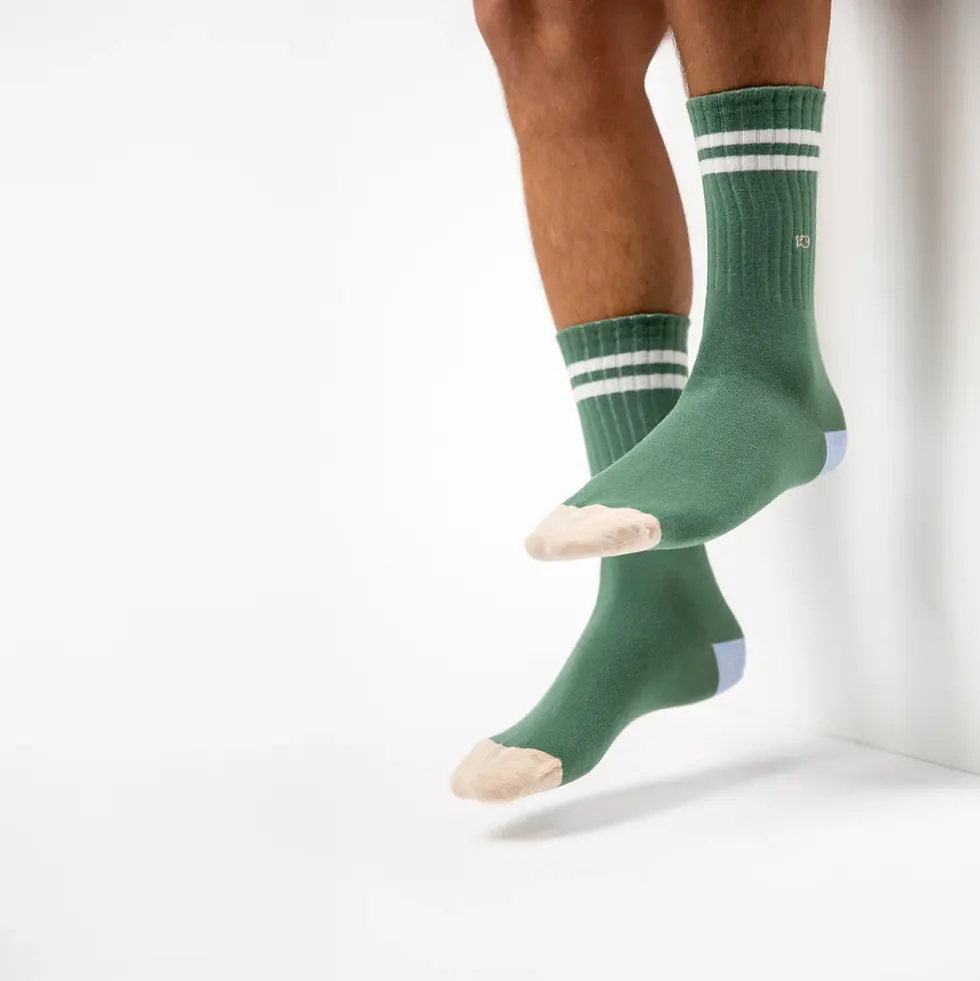 Miniature : look sportswear avec chaussettes rétro vertes rayées blanches et chaussures de ville