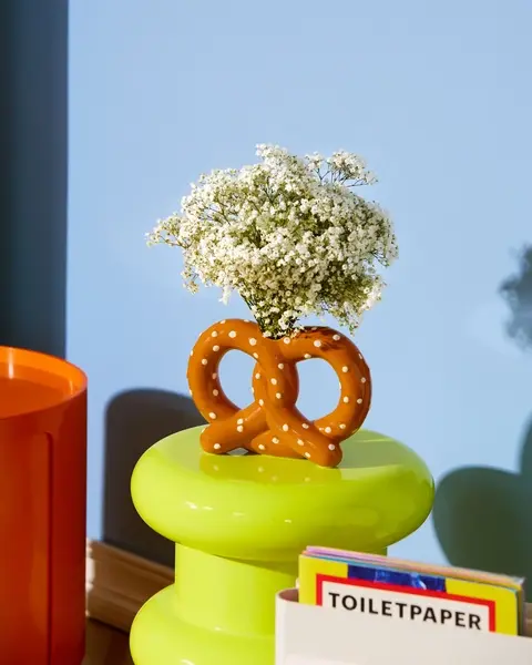 Miniature : Vase gourmand et décalé Fluid Market présenté avec des fleurs
