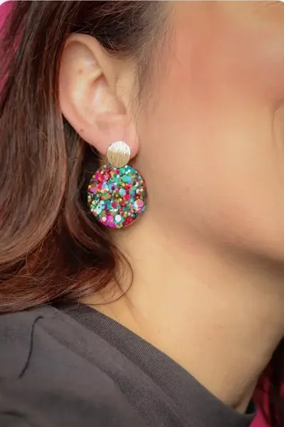 Miniature : boucles d’oreilles confettis portées à l’oreille, reflets lumineux
