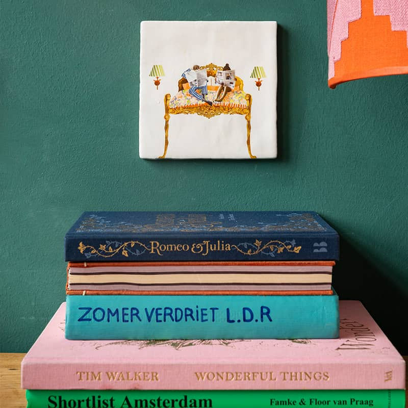 Carreau "Best Beginning of the Day" suspendu au mur vert au-dessus de livres colorés