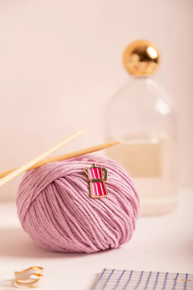 Miniature : pin's cafetière rose Pink Coffee en métal émaillé All the Ways to Say détail