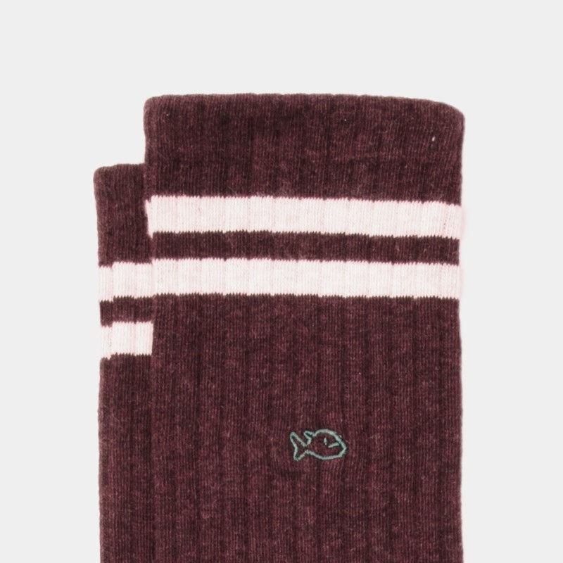 Miniature : détail du haut des chaussettes Billybelt bordeaux avec rayures beiges et logo poisson