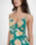 Détail décolleté froncé robe verte imprimé floral
