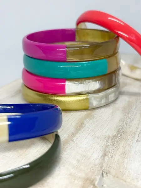 Miniature : Jonc femme fuchsia en corne naturelle fabrication artisanale