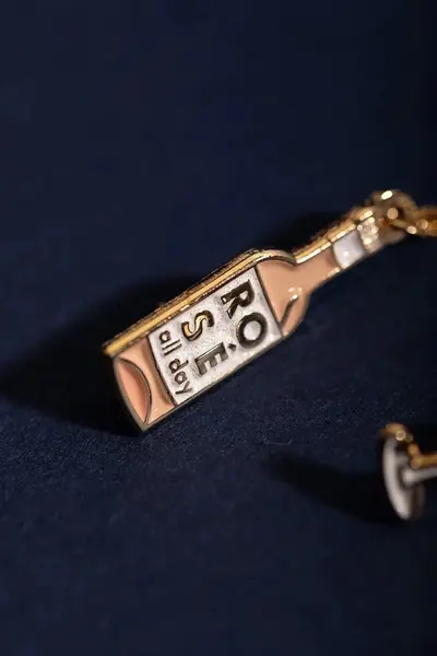 Miniature : pin's rosé all day détail bouteille en émail doré