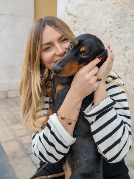 Miniature : Femme tenant un teckel avec bracelet assorti et charm’s Teckel