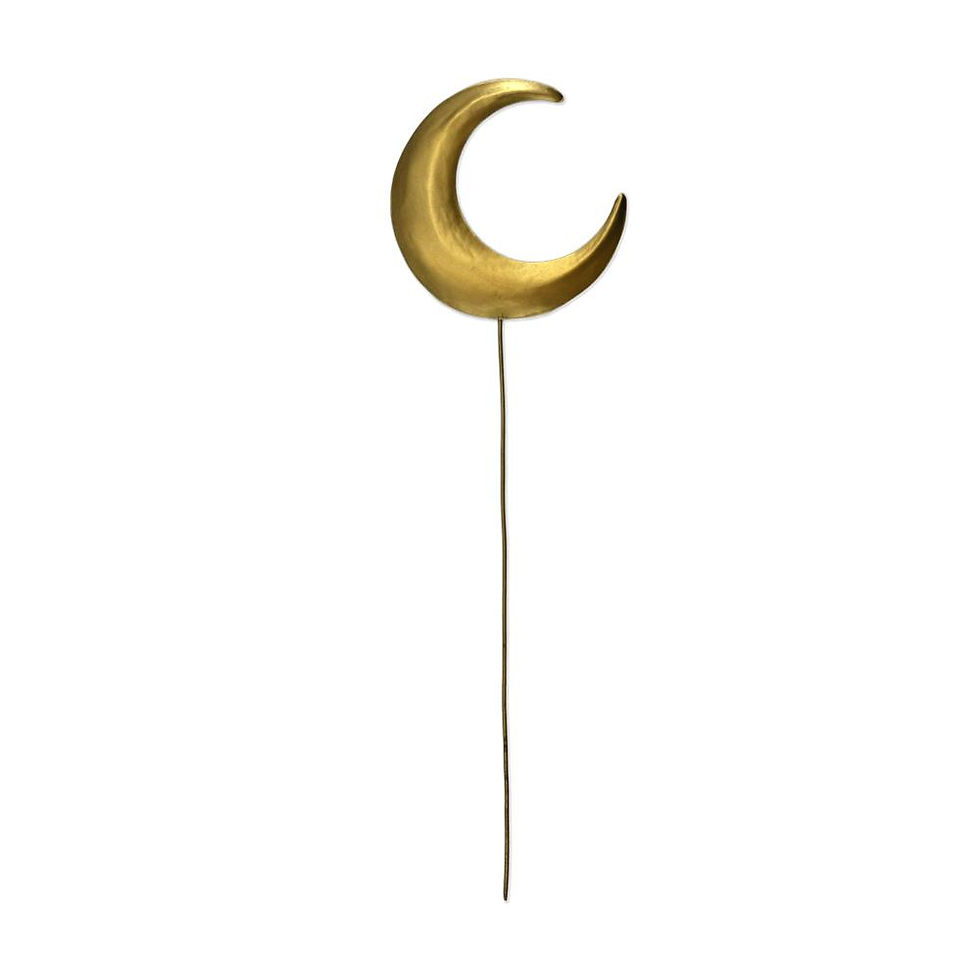 Bijou de bouquet croissant de lune en laiton doré, présenté seul avec sa longue tige