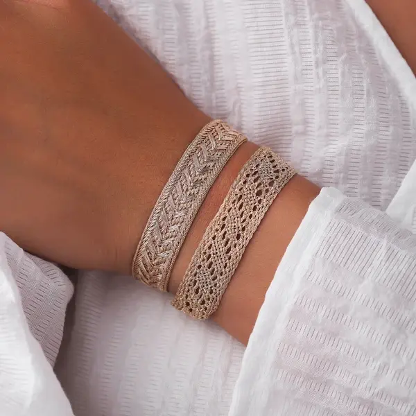 Bracelet Intermix Large Rose Gold Maayaz en fils d’or rose tressés, motif chevron, vue packshot