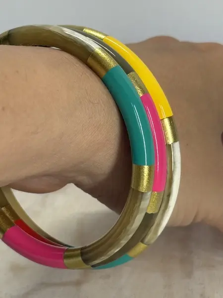 Joncs Summer en corne multicolore et doré Nayda Diaries portés au poignet