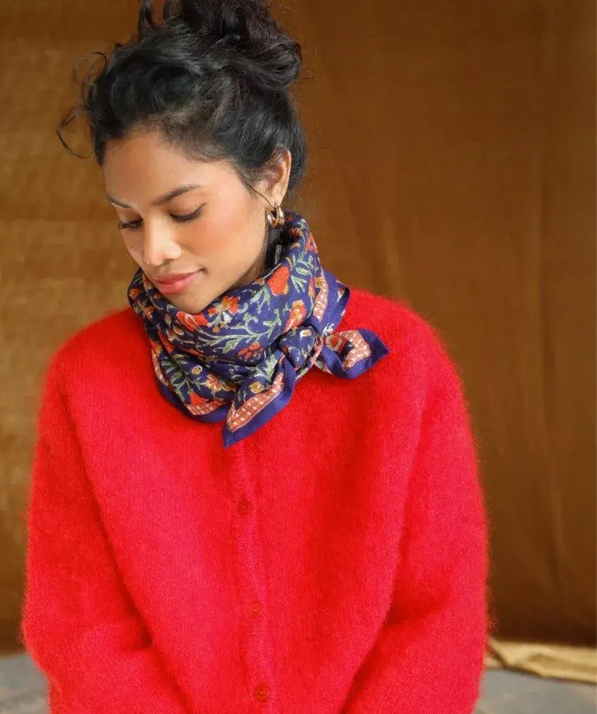 Miniature : détail du motif floral block print du foulard Mina Indigo